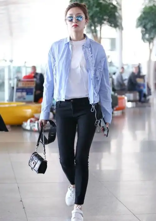 江疏影挑战新风格?穿着"男士西裤"就上街,只能说她勇气可嘉!
