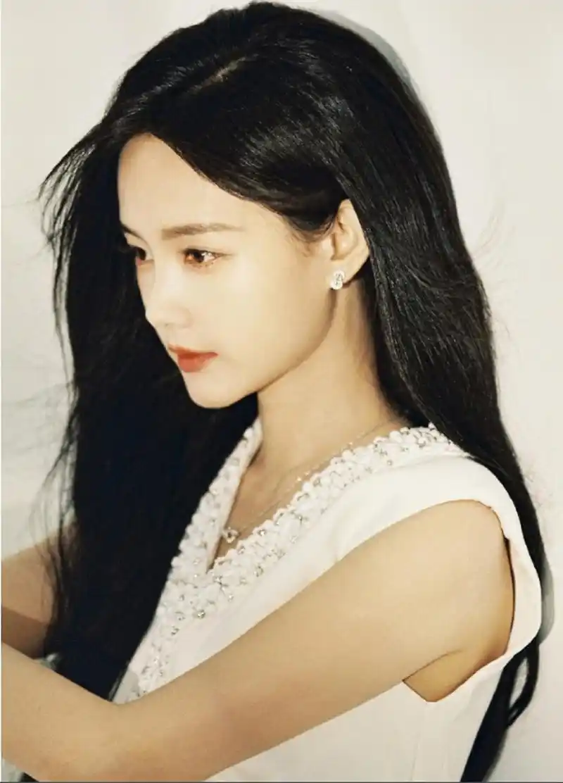 李一桐近日以一组白色连衣裙造型亮相,佩戴了一对小巧精致的蝴蝶结