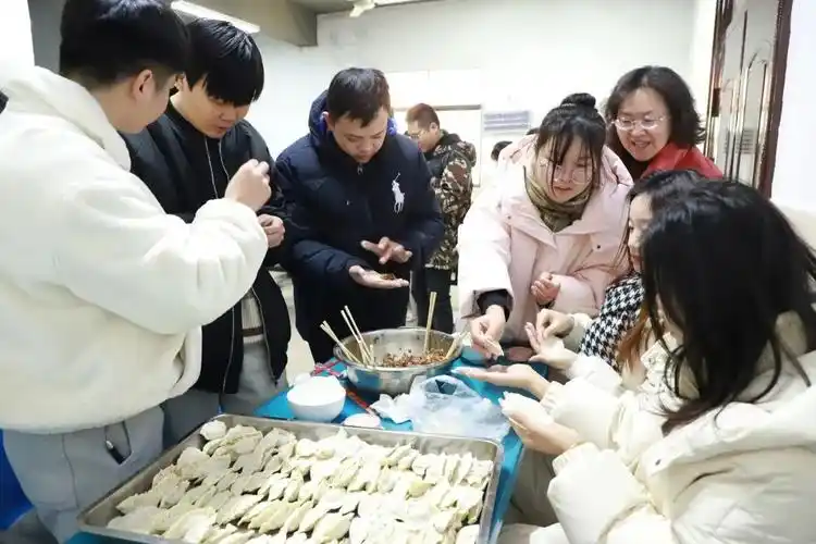 江西建工四建开展情暖冬至携手共进迎冬至包饺子活动