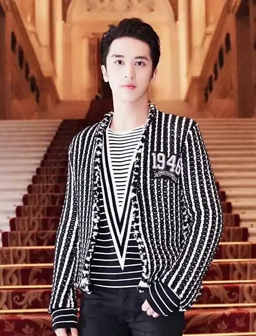 许魏洲约老婆外出聚餐,挽手同行感情超好,结婚两年婚