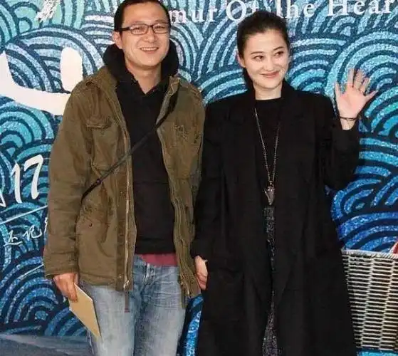 梅婷老公原来长这样!夫妻俩手牵手亮相大11岁老公羞涩,太像路人