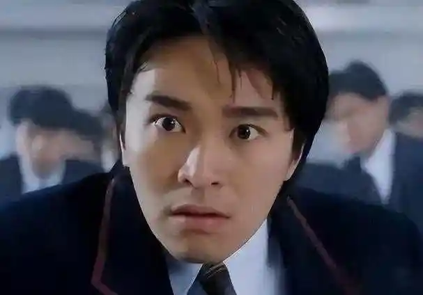 不过即便如此,周星驰笑起来还是有几分当年他在电影里搞怪的样子.