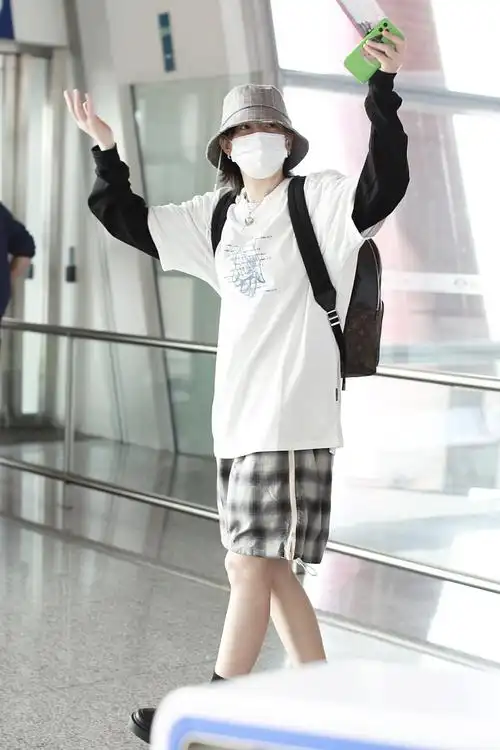 李斯丹妮男友风宽大卫衣渔夫帽帅气机场照图片23