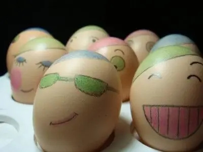 用几只彩色笔,在光滑滑的鸡蛋壳上涂鸦脑海里想象的各种表情,瞬间好像