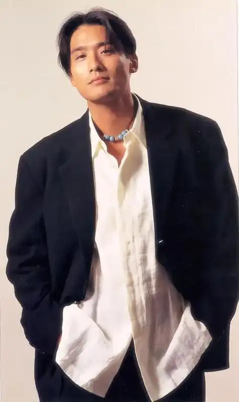 香港演员梁家辉小女儿也结婚了,嫁给大高个外国人,大女儿嫁的老 - 抖