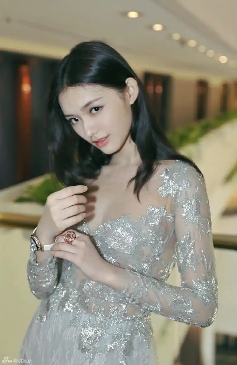 林允穿低胸礼服真的很性感,但是又暴露了她的致命缺陷