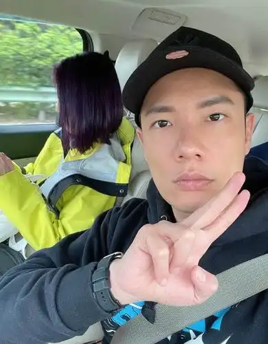 杨千嬅陪老公回上海老家丁子高与堂兄丁子峻同框两人长相相似