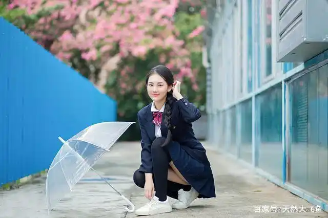 校园美女美照:大四清纯大长腿美女李仪大学生活照