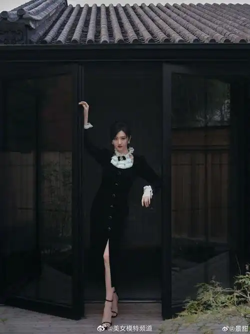 景甜穿蕾丝开叉黑裙又甜又飒 妆容精致贵气十足