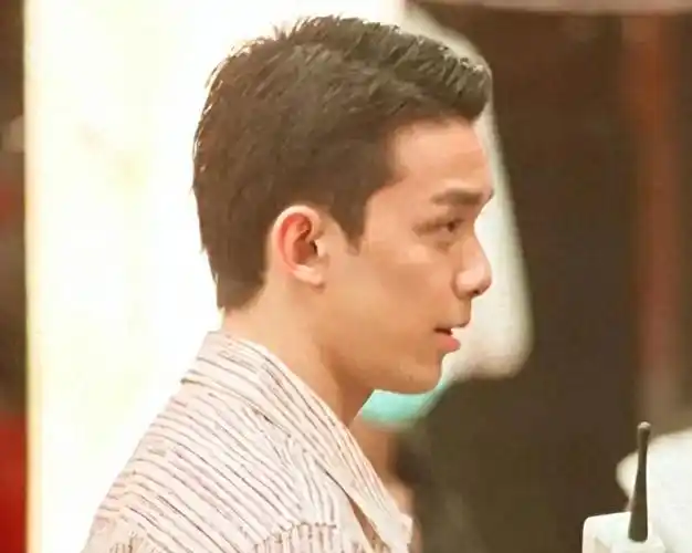 对于鼻型不甚完美的人来说,侧脸往往最能暴露缺陷,而对吴磊来说也不