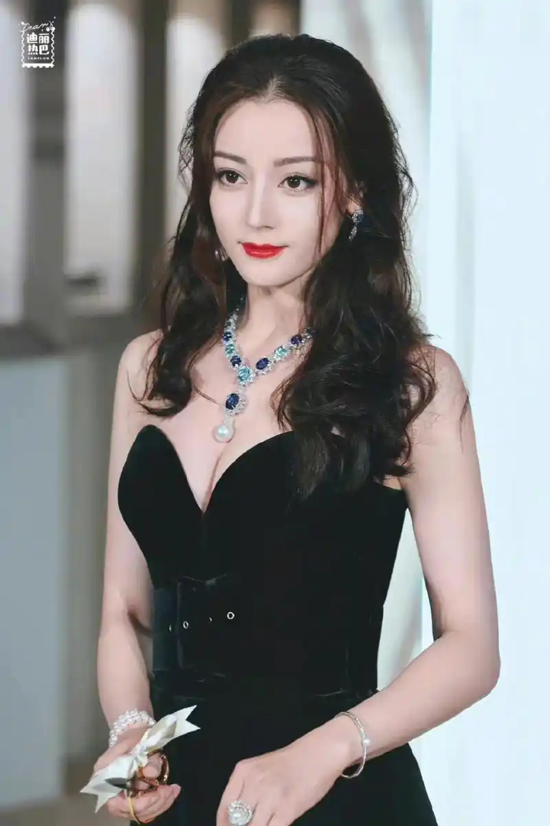 迪丽热巴秀马甲线,好状态健康美丽动人.