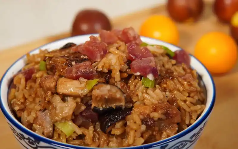 潮汕家常芋头焖饭天冷就想吃一个小技巧可以让焖饭更香这个就是潮汕版