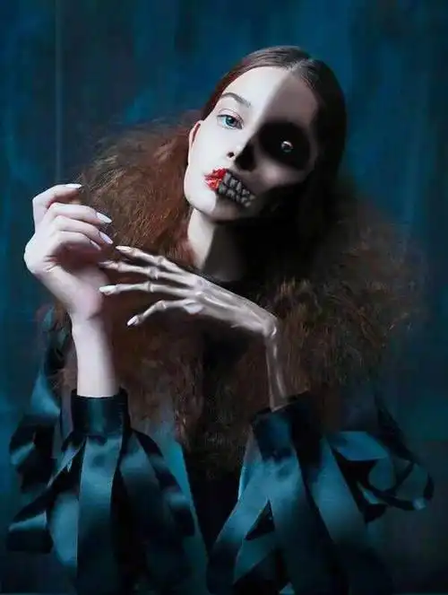 原本是一个女孩的图片,我用sai这个软件把她画成了一半一人一半骷髅头