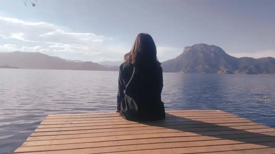 第一张女神的照片,还是背影