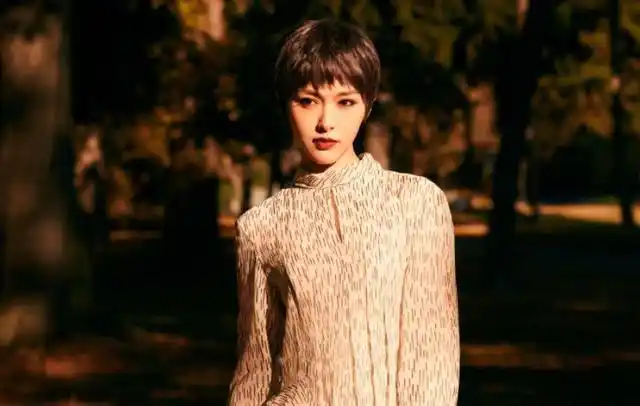 唐嫣早期美照短发造型惊艳亮相时装周阳光下回眸一笑明媚动人