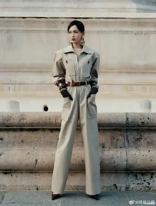 唐嫣卡其色连体裤##唐嫣的耳饰好大