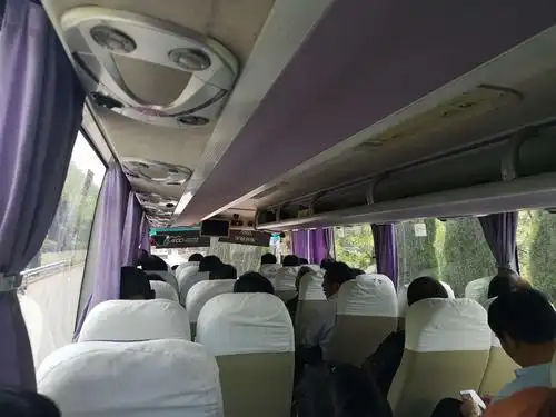 七点半钟,大巴准时启程,载着一车人上高速过黄河直奔济源王屋山.