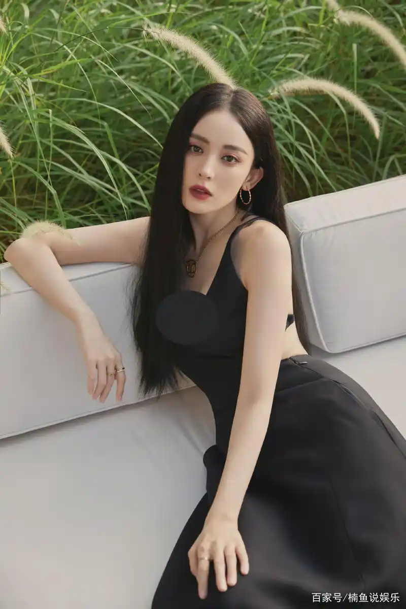 路人镜头下的古力娜扎有多美?深v晚礼服尽显气质,生图造型绝美