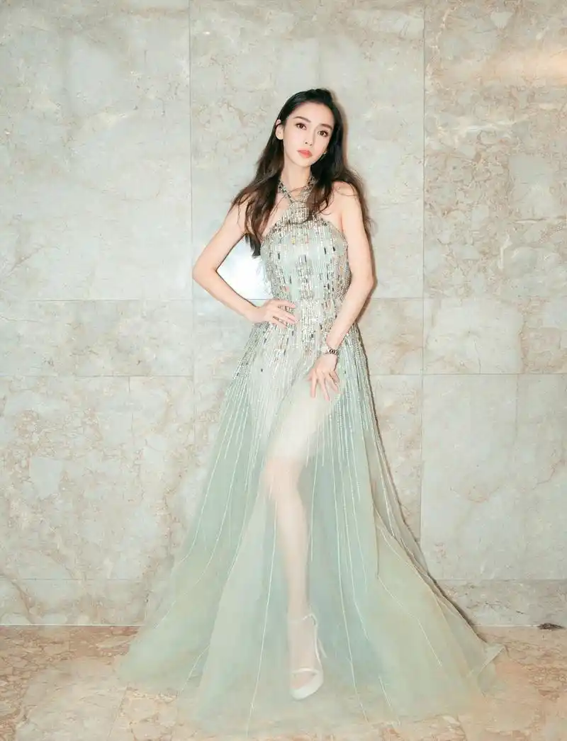 angelababy 出席活动,一袭银色半透明礼服裙满是若隐若现的性感,珠饰