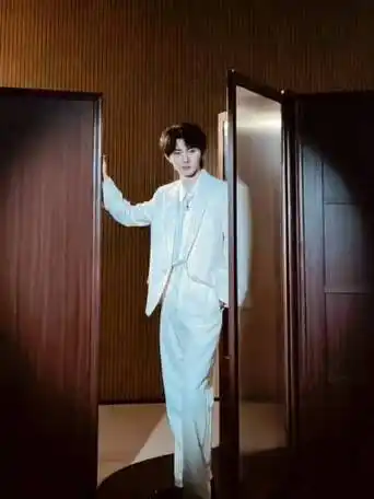 马嘉祺白色西装适配度##马嘉祺白马王子既视感