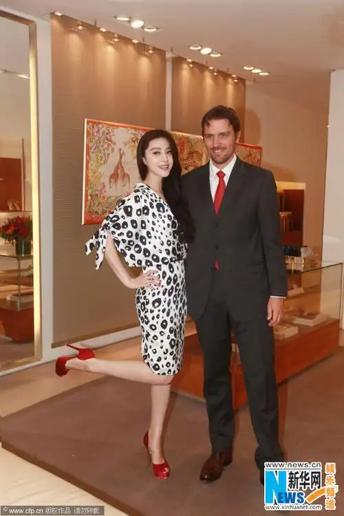 高清范冰冰豹纹裙惊艳巴黎依偎老外献媚合影