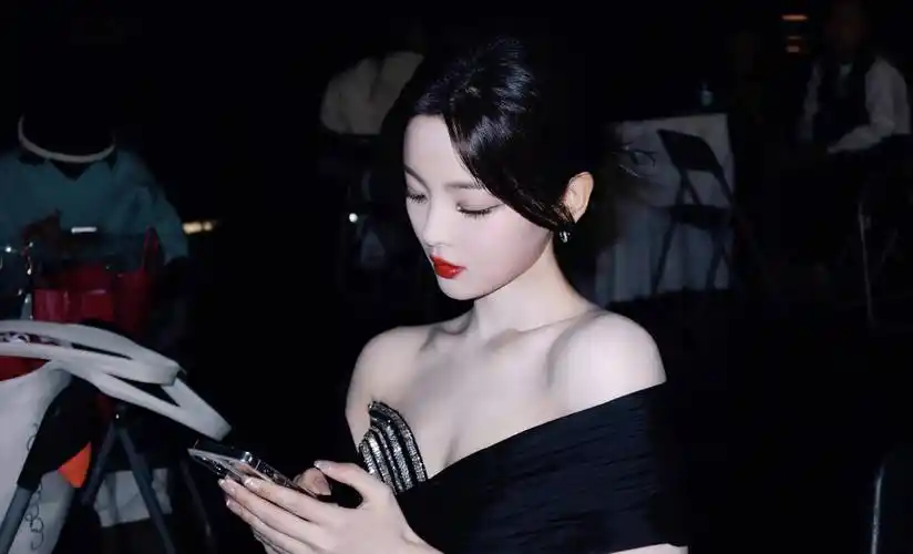 杨超越身穿黑色鱼尾裙的照片,优雅的长发微扎,尽显高贵的品格_时尚