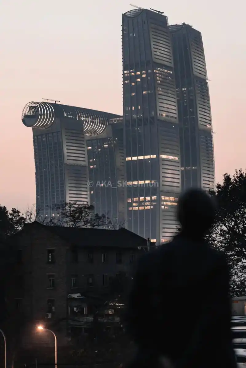 重庆来福士 世界首个"横向摩天大楼",为什么如此修建?设计 - 抖音
