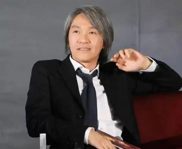 原创葛行于亲妈嫌丑弃养被周星驰看中一举成名如今长成这个样子