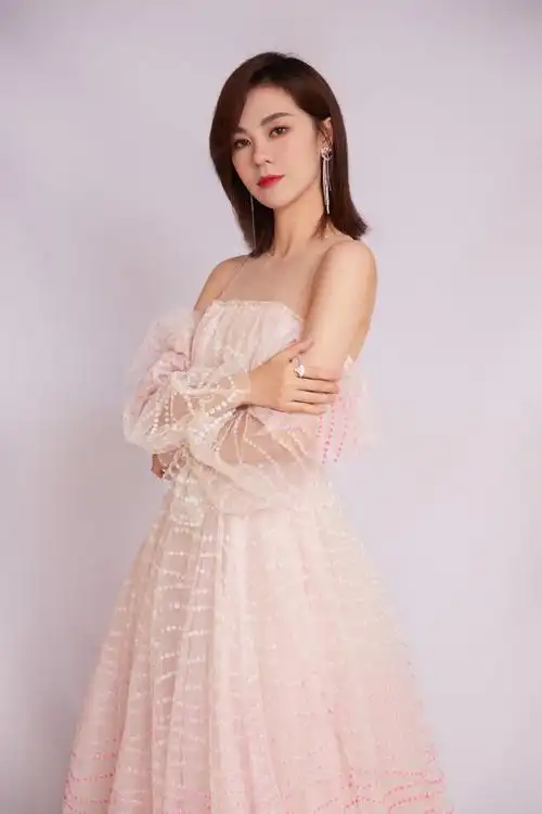 郁可唯粉色仙气写真图片