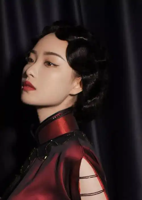 《花样年华》里张曼玉的旗袍装扮,更是实力诠释了东方女性的美.