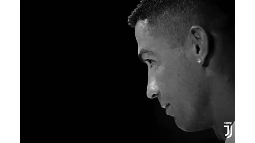 尤文图斯在官网分享了用黑白两色纪录的c罗加盟首日图集.