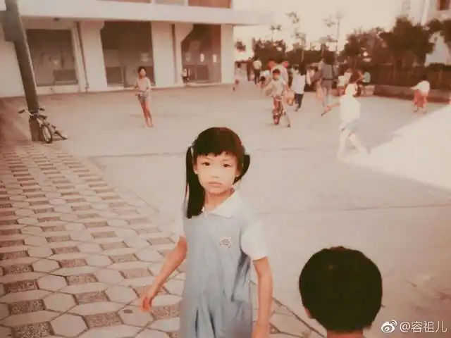 容祖儿晒童年照,圆脸配齐刘海甜美可爱,网友:从小美到大