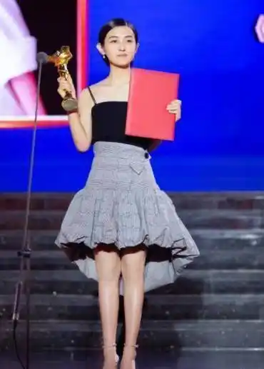 张子枫拍广告脸很美,穿牛仔裤却不像88斤,"柯基臀"认真的?