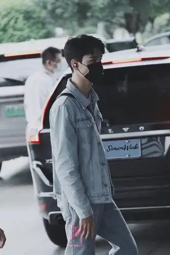 71龚俊龚俊今日机场出发饭拍更新身穿水洗牛仔夹克搭配粉色字母印花