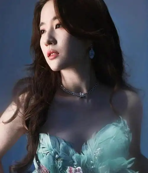 刘亦菲性感写真:浅绿色羽毛长裙包裹她那近乎完美身段