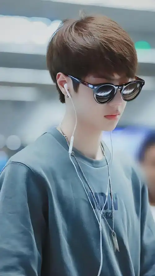 #王一博绿框墨镜##王一博#