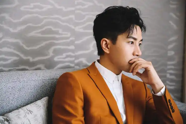 橘色系的刘恺威,看起来有点帅,这个色系你待见不