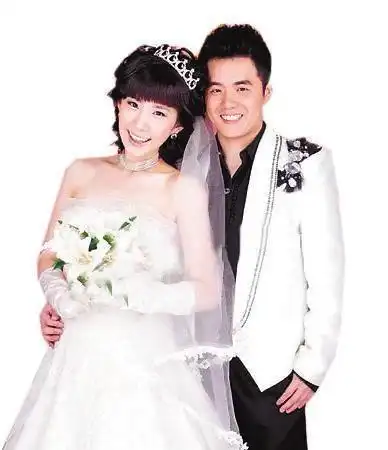 他曾击败孔令辉拿下冠军娶丁宁师姐生俩可爱女儿今成王牌教练