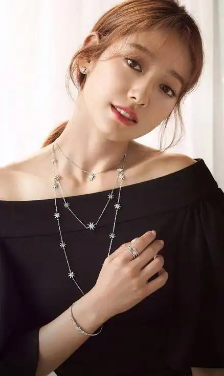 朴信惠侧颜精致 戴首饰温婉知性女子力惊人