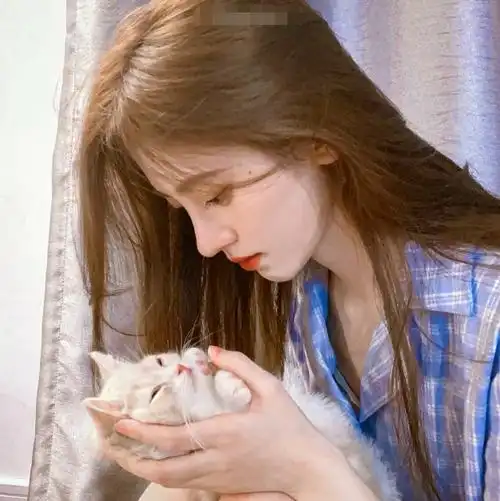 鞠婧祎知道自己鼻梁高,拍照故意只拍侧脸,看到侧颜,真羡慕不来