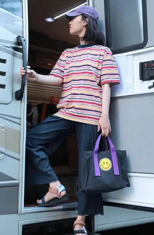 原创明明看似都是基础款的衣服为何白百何总能穿出新意来呢