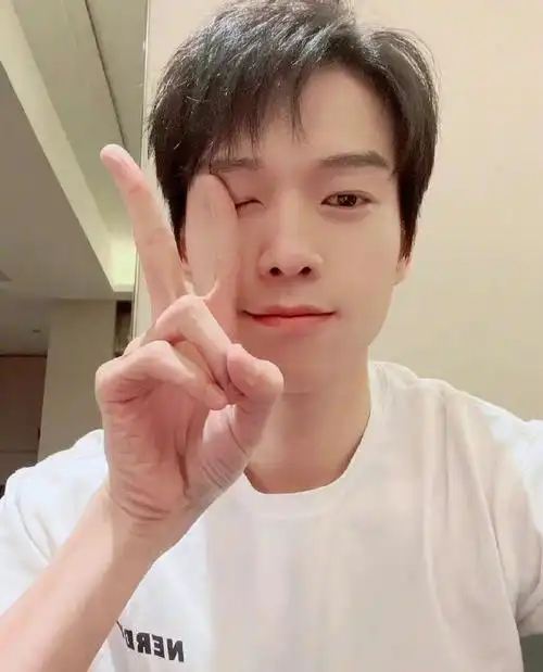 魏大勋晒比耶自拍