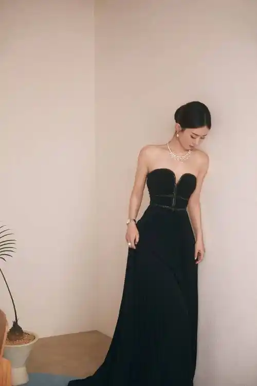 赵丽颖黑色抹胸连衣裙性感时尚写真_看法
