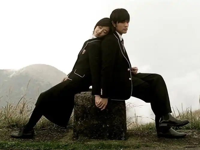 桂纶镁靠在周杰伦背上的动漫头像,要高清的,至少200*200