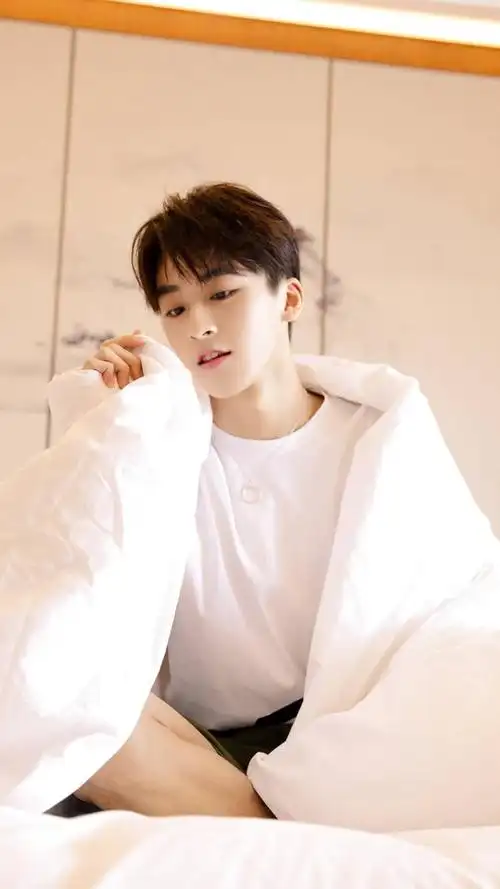 歌手何洛洛,年少成名,《创造营2019》被他圈粉,来看帅照