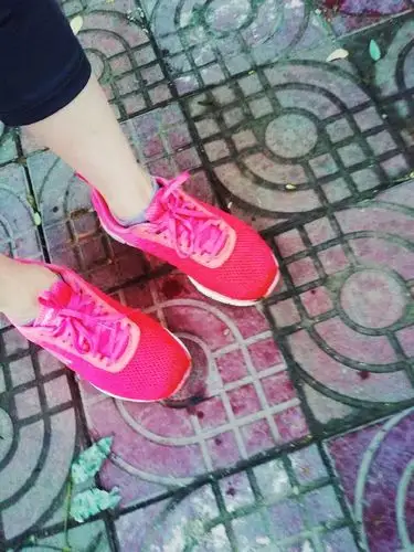 雨后道路湿滑鞋鞋跑湿了