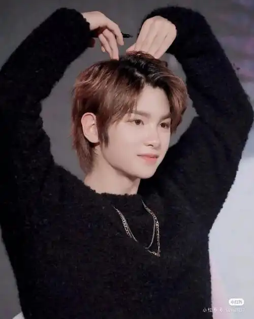 黄明昊的花式比心