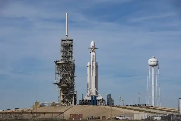 "猎鹰号"重型火箭蓄势待发
