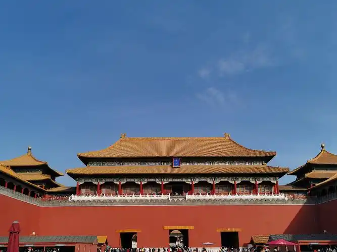 我们从北京故宫紫禁城的正门午门进入,它的平面呈"凹"字形,整个建筑