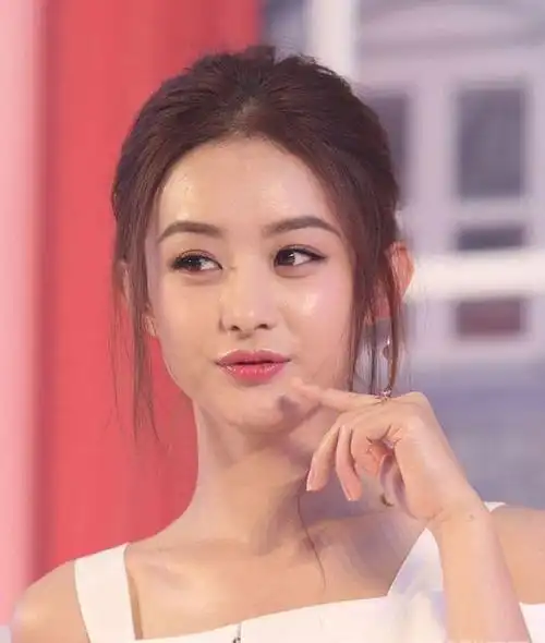 赵丽颖在巧克力棕的发色基础上,束成了低马尾,再在脸颊两侧配上随意范